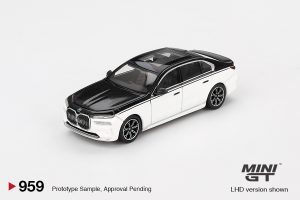 Mini GT BMW i7 xDrive60 Alpine White / Black Sapphire - Mini GT 959